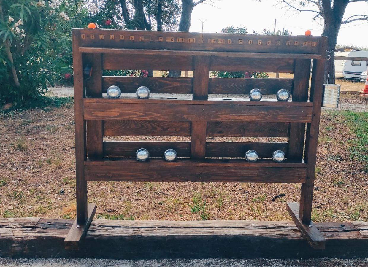 Offrez-Vous Un Sejour Dans Notre Studio T1 Bis A Entressen Une Grande Piscine Pour Se Rafraichir ,Un Espace De Jeux Pour Enfants Pour Des Heures De Divertissement Un Terrain De Petanque Pour Des Parties Endiablees Dış mekan fotoğraf