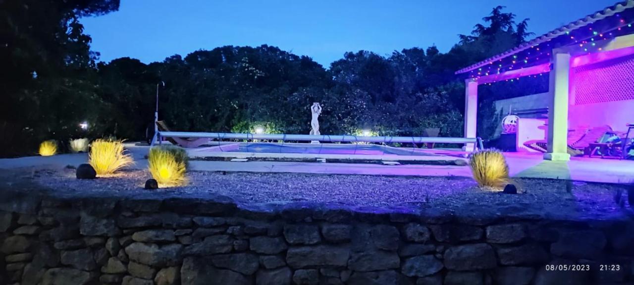 Offrez-Vous Un Sejour Dans Notre Studio T1 Bis A Entressen Une Grande Piscine Pour Se Rafraichir ,Un Espace De Jeux Pour Enfants Pour Des Heures De Divertissement Un Terrain De Petanque Pour Des Parties Endiablees Dış mekan fotoğraf
